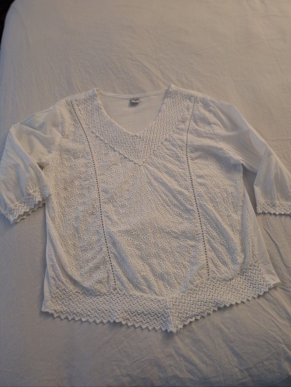 XL White Eyelette Tunic Top V-shaped Front 3/4 InSleeves - Picture 5 of 10